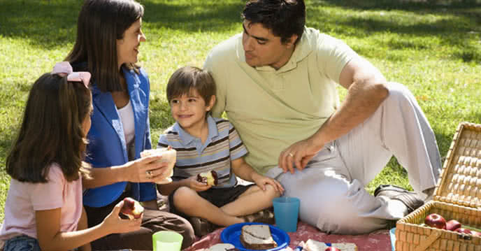 Các chuyến đi ngoài trời giúp trẻ mở rộng kiến thức và phát triển kỹ năng giao tiếp