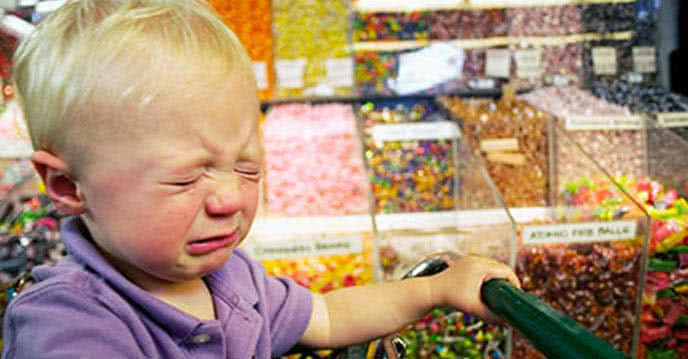 Cách xử lý khi trẻ ăn vạ nơi công cộng