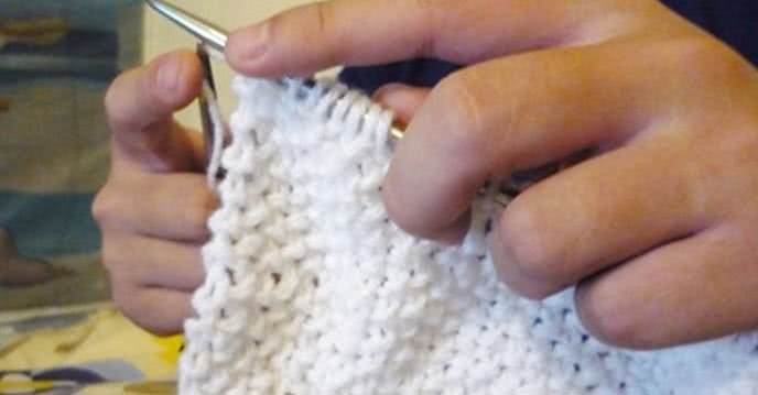 Đan len tuy là thú vui nhưng mẹ bầu cần hạn chế để bảo vệ sức khỏe
