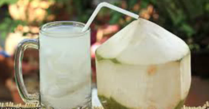 Tắm cho trẻ sơ sinh bằng nước dừa và bia có đáng tin