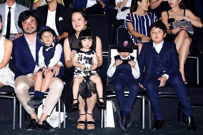 Bố Đỗ Minh và vợ tự nấu sữa cho bé từ các loại hạt