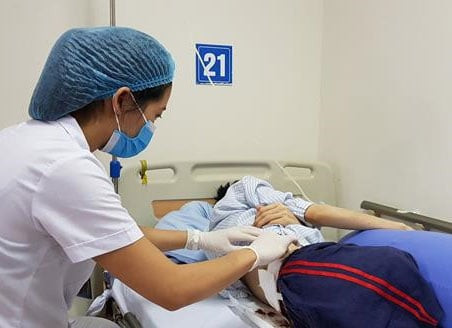 Việc thay băng đúng cách giúp đảm bảo môi trường vô khuẩn cho vết thương.